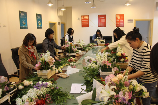 南疆地產(chǎn)舉辦“春暖花開 詩情花意”三八節(jié)插花活動(dòng)