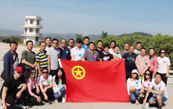 擁抱青春，讓腳步飛揚——南疆地產(chǎn)組織登山比賽