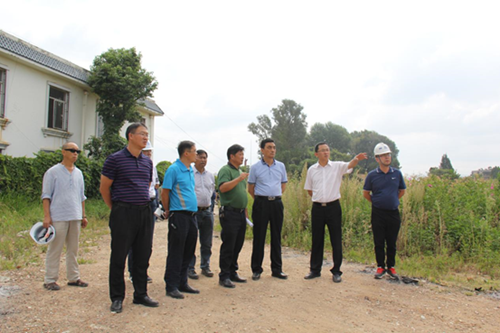 曲靖市長董保同調(diào)研印染廠棚改項目