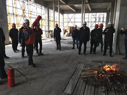 建工地產(chǎn)開展消防安全知識培訓(xùn)及演練