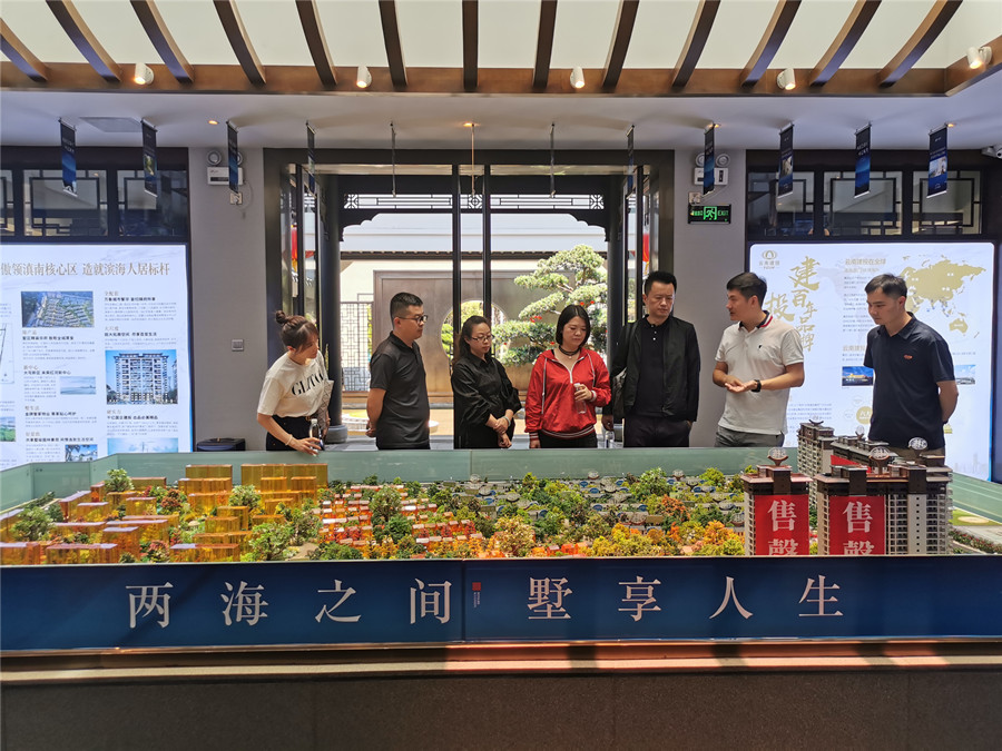 胡亞東到紅河錦府項(xiàng)目調(diào)研