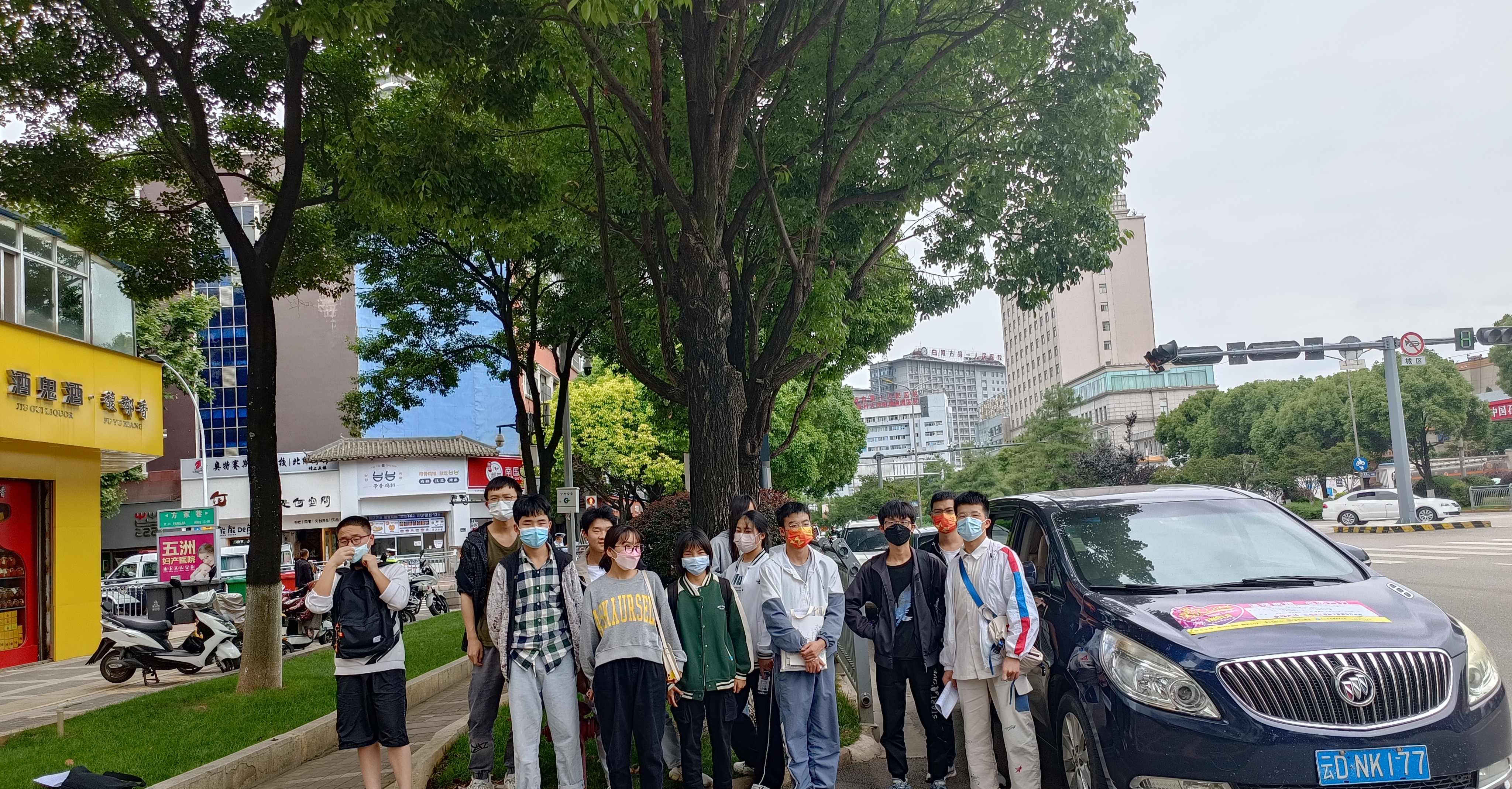 曲靖片區(qū)參加“愛心送考”志愿服務(wù)