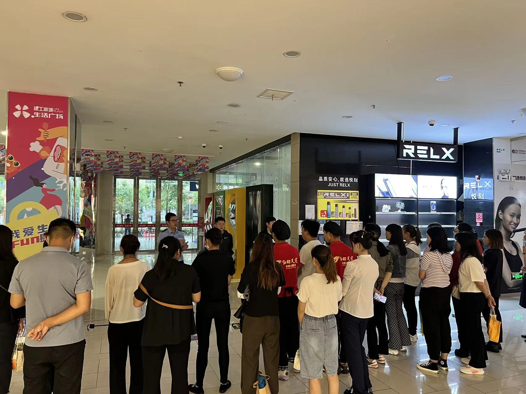 昆明經(jīng)開(kāi)區(qū)公安分局聯(lián)合建工新城生活廣場(chǎng)開(kāi)展“警商騎”活動(dòng)