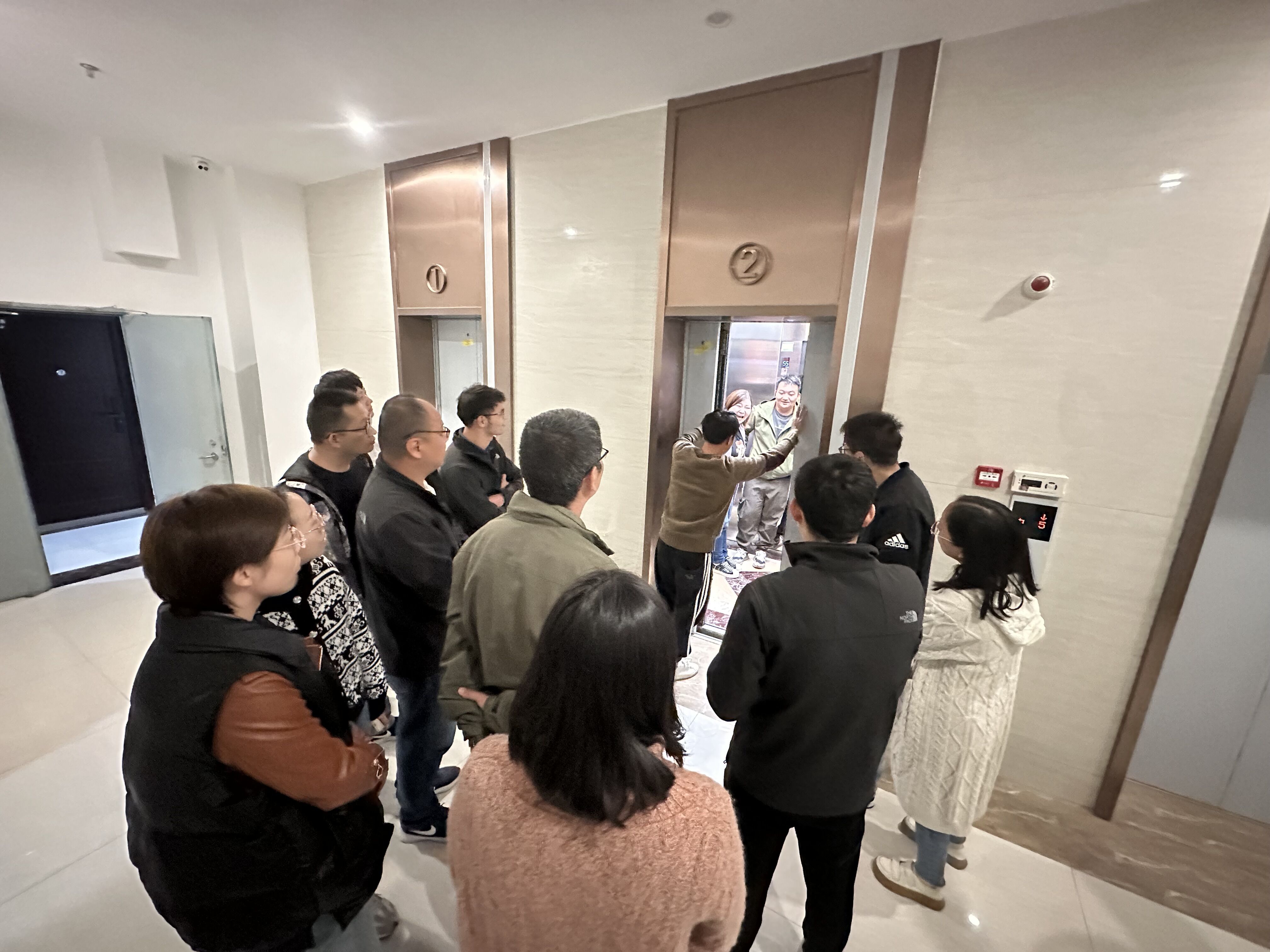 建工地產(chǎn)開展電梯安全知識培訓(xùn)及應(yīng)急演練