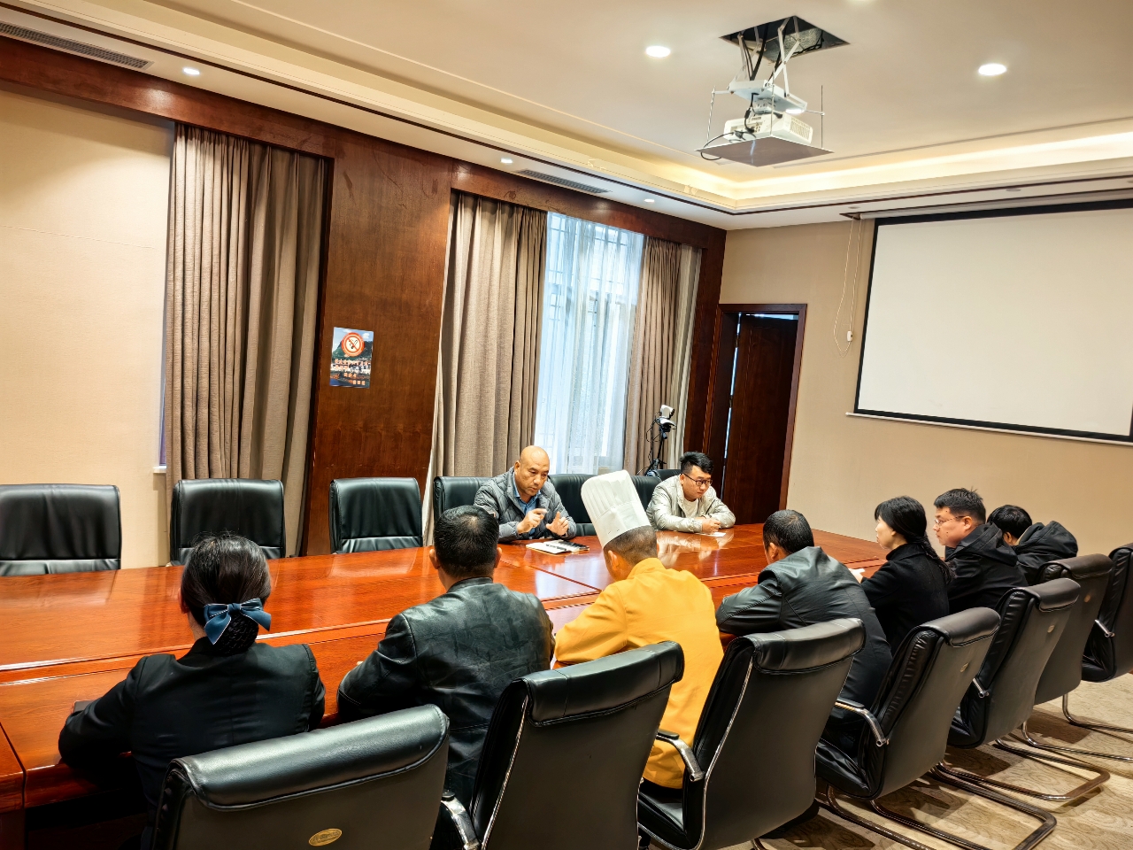 李榮華到慕俄格酒店開展消防安全檢查和警示教育